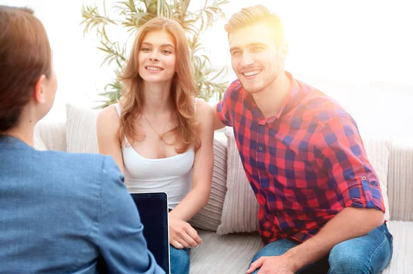 Vrouw psycholoog voert een sessie met een jong koppel — Stockfoto