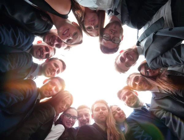 Gran equipo de negocios está formando un círculo y mirando a la cámara — Foto de Stock