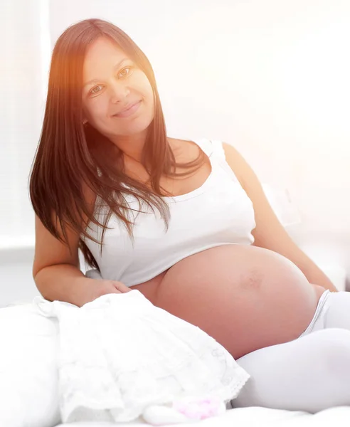 Portret van een mooie zwangere vrouw. — Stockfoto