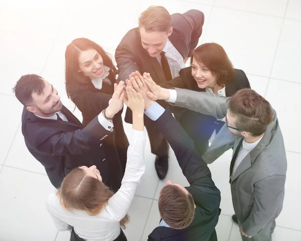 Een close-up. vreugdevol business team met gevouwen handen bij elkaar — Stockfoto