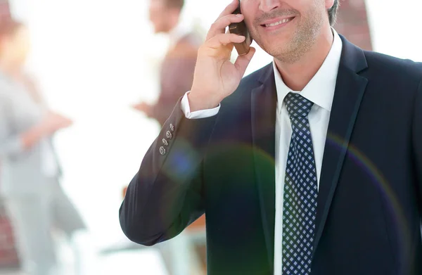 Homem de negócios confiante falando ao telefone . — Fotografia de Stock