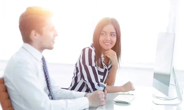 Managerin im Gespräch mit dem Kunden. — Stockfoto