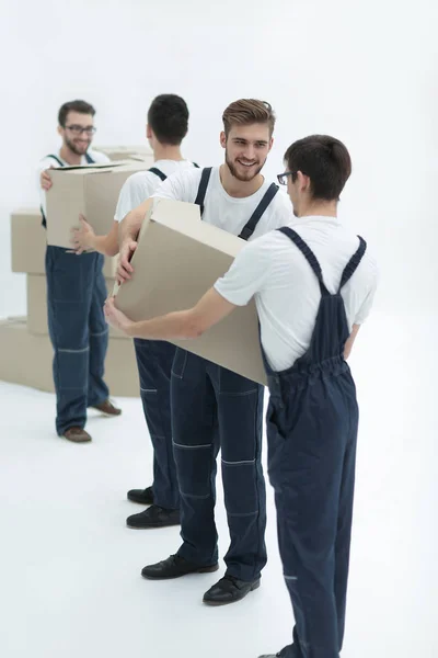 Foto trabalhadores passar uns aos outros caixas quando se movendo apartamentos. — Fotografia de Stock