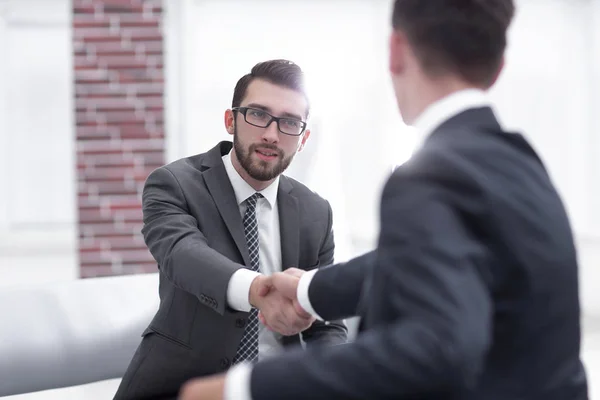 Twee collega 's schudden elkaar de hand na een vergadering — Stockfoto