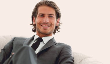 yakışıklı işadamı büyük bir rahat koltukta oturan.