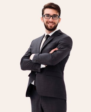 Elleri ceplerinde duran genç işadamı.
