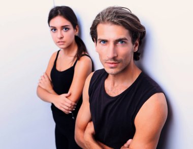 duvarın yanında ciddi genç çift ayakta