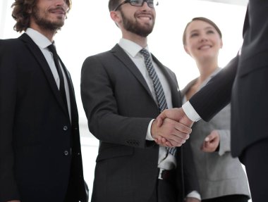 Yatırımcı ile el sıkışan iş lider