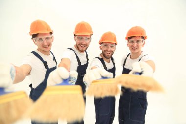 inşaatçılar bir boya fırçası ile grup gülümseyen