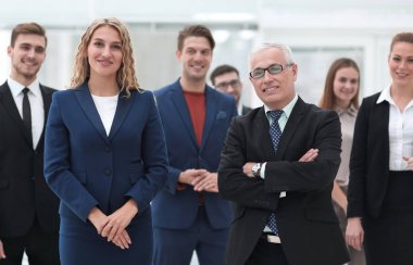 iş takım önünde duran iş adamı ve iş kadın.