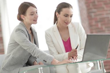 Proje işbirliği tartışırken iki iş kadınları