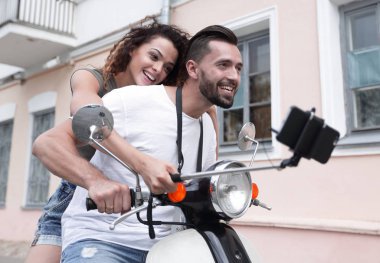 Selfie smartphone üzerinde açık yapma scooter üzerinde mutlu çift