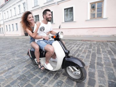 Mutlu çift retro motosiklet sürme tam uzunlukta yan görünüm