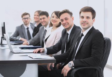 Proje Yöneticisi ve masada oturan profesyonel iş takım