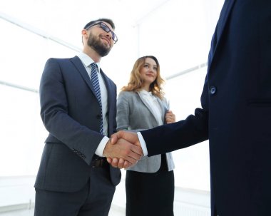 İş adamı tokalaşmasını toplantı odasında kapatın.