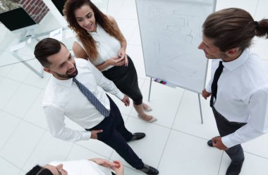 iş takım ayakta bir flipchart önünde.