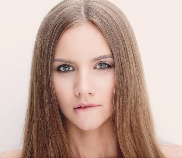 Portrait d'une jeune femme aux cheveux longs — Photo