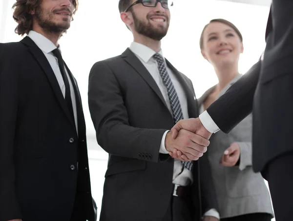Líder de negócios apertando as mãos com o investidor — Fotografia de Stock