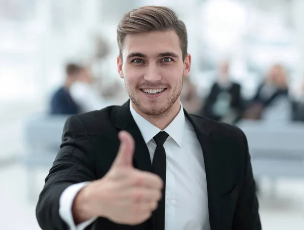 Portrét šťastný podnikatel ukazuje palec. — Stock fotografie