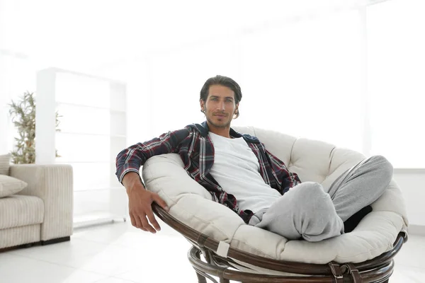 Ragazzo di successo che riposa in soggiorno moderno . — Foto Stock
