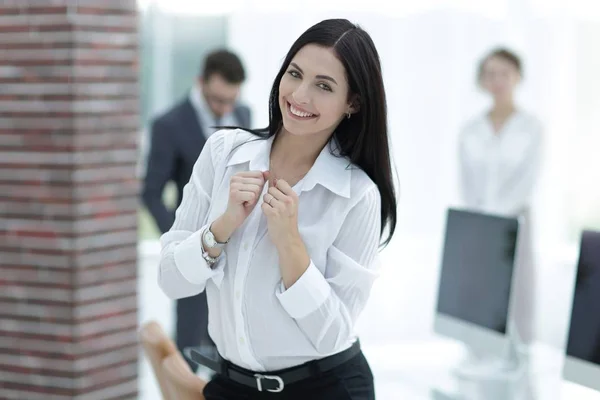 ぼやけオフィス背景に幸せな若いビジネス女性. — ストック写真