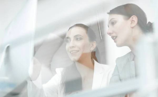 Hinter der Glas.Business-Team sitzt am Schreibtisch — Stockfoto