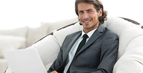 Primer plano de la mujer de negocios sonriente que trabaja con el ordenador portátil en la sala de estar . — Foto de Stock