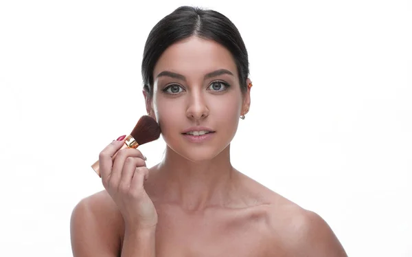 Nahaufnahme einer schönen Frau mit einem Make-up-Pinsel — Stockfoto