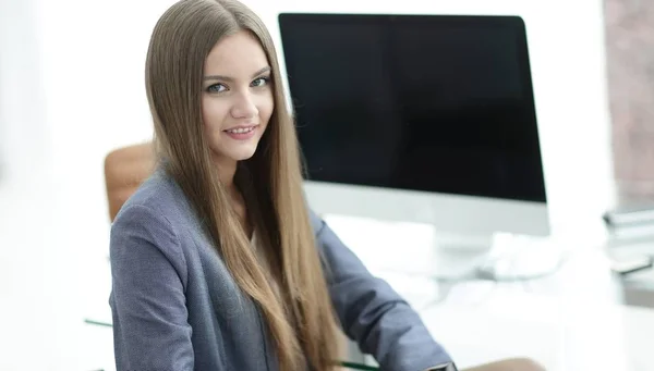 Funcionário do escritório feminino sentado em uma mesa — Fotografia de Stock