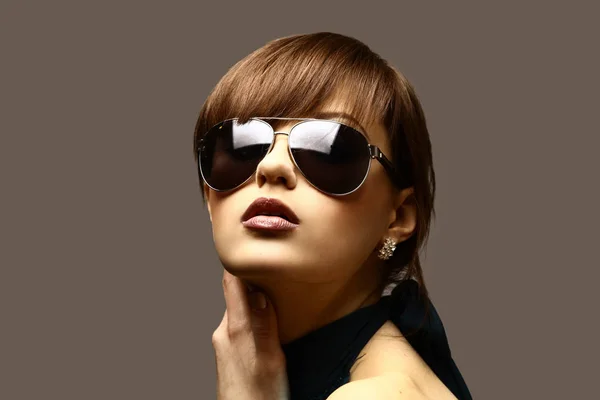 Cara de mujer joven en gafas oscuras . — Foto de Stock