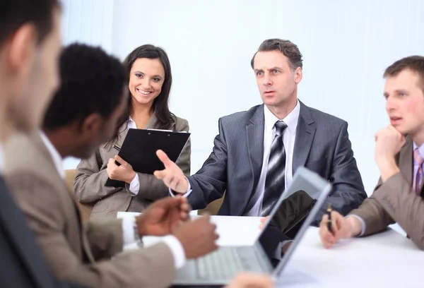 Empresário realiza reunião de trabalho com funcionários — Fotografia de Stock