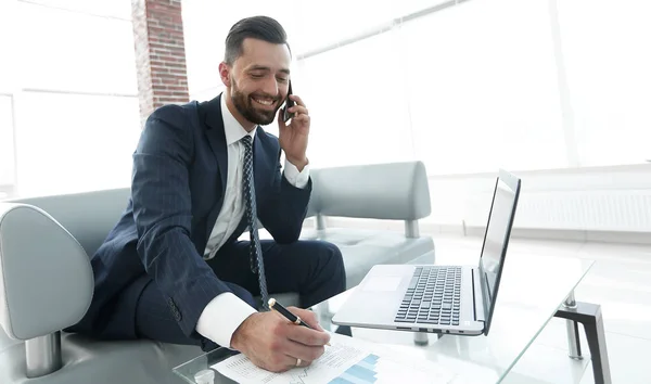 Empresario discutiendo en un teléfono inteligente, cuestiones de negocios —  Fotos de Stock