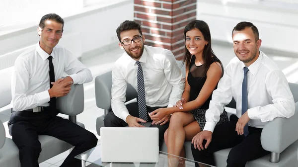 Equipe de negócios bem sucedida sentado no lobby do escritório — Fotografia de Stock