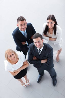 top.a grubundaki kameraya bakarak genç iş adamları göster.