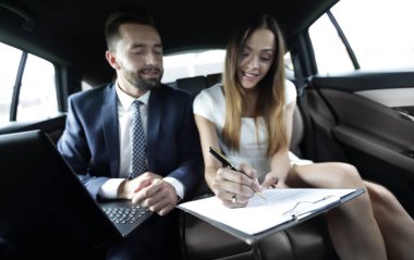 Arabanın içine çalışma iş insanlar Toplantı