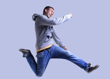 güzel genç adam çalışır.