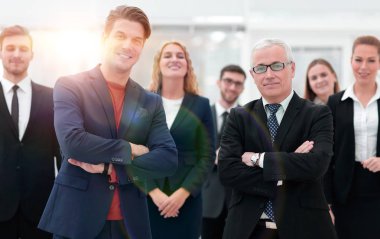 iş takım önünde duran iş ortakları.