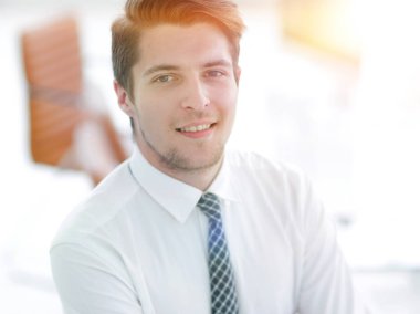 Kendine güvenen genç işadamı office arka plan üzerinde