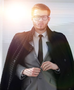 siyah ceket ciddi işadamı portresi