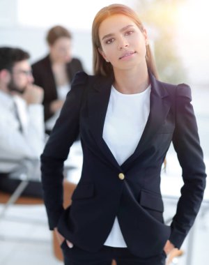 Yakın çekim. Kendine güvenen genç bir iş kadını.