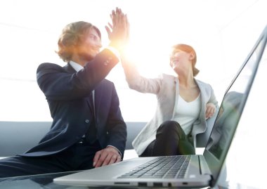 açık ofis arka üstünde laptop