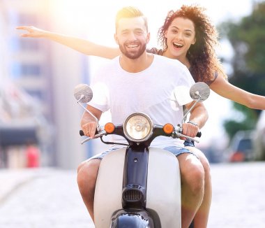 Güneşli bir günde bir şehir sürme mutlu genç Çift