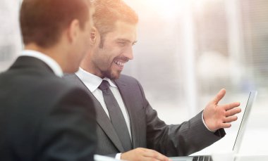 closeup.business meslektaşları iş sorunları tartışıyor