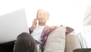 başarılı bir adam bir Smartphone-e doğru bahsediyoruz Close-Up