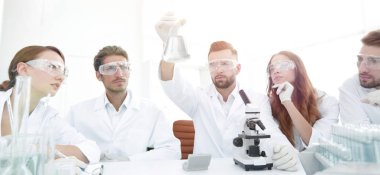 Birlikte laboratuarda çalışan bilim adamlarının ekip