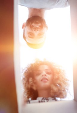 Kutunun içine arayan genç bir çiftin aşağıdan görüntülemek.