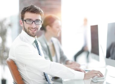 Bulanık arkaplan ofisindeki iş adamı