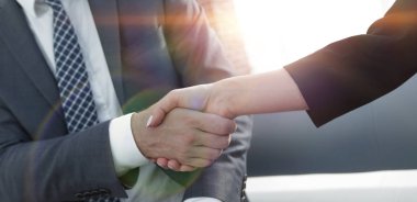 İş adamı ortağıyla anlaşma yapmak için el sıkışıyor.