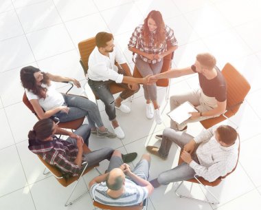 Yukarıdan bak. İş arkadaşlarıyla tokalaşma.