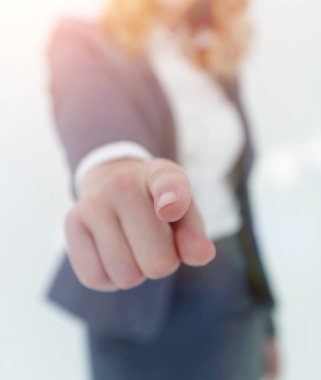 Size genç kadın işaret parmağı